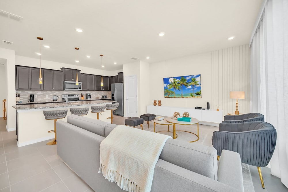 Stylish 5BR Home With Mickey Cars Rooms