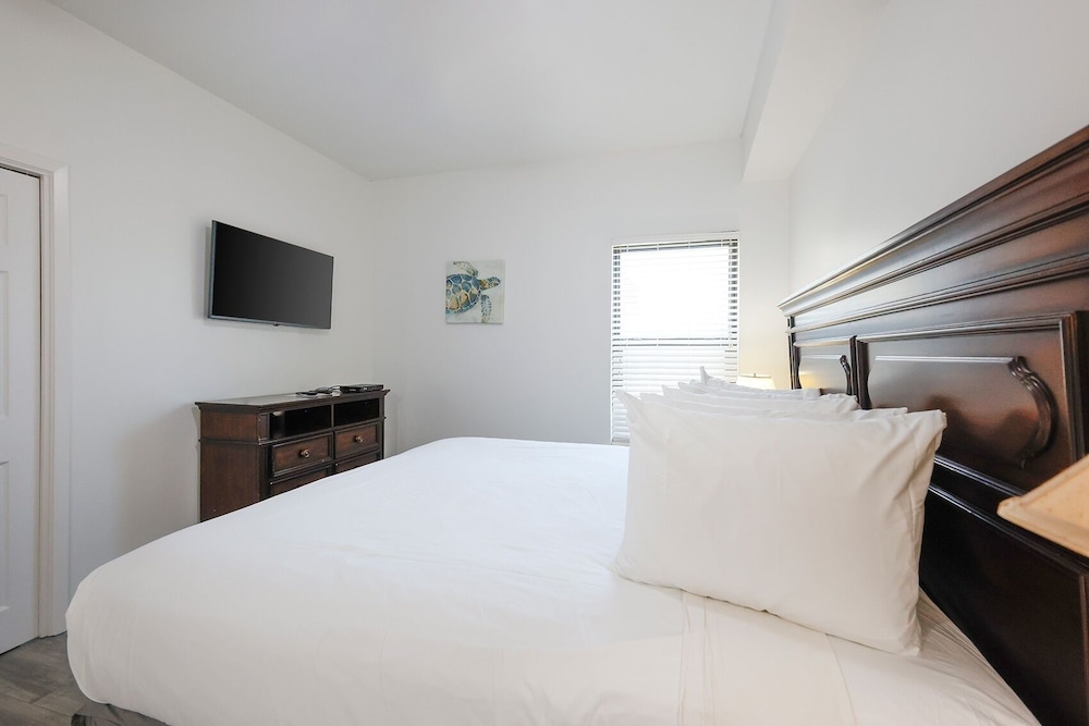 Phoenix Ii 2141 3 Bedroom Condo by RedAwning view 3