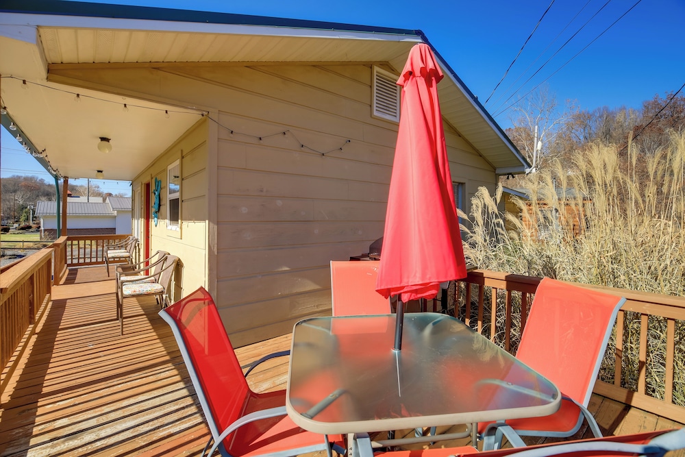 < 1/2 Mi to Damascus Town Park: Cozy Cabin w/ Deck