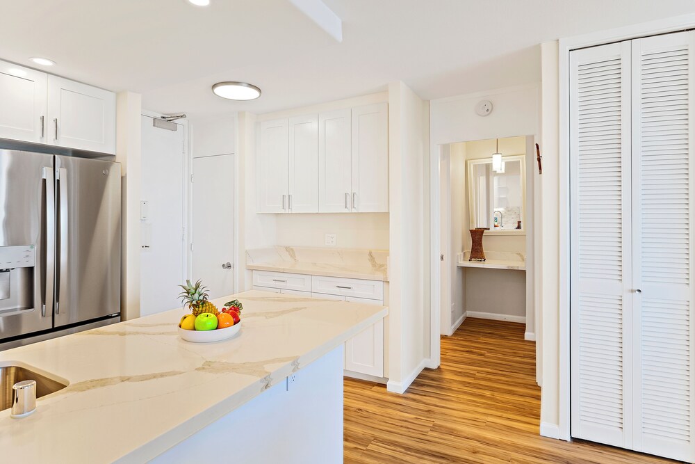 Ocean View 1BR at Ilikai Marina