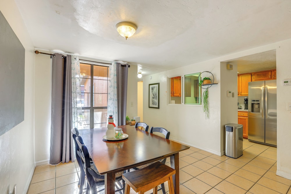 3 Mi to UF Campus: Charming Gainesville Townhome