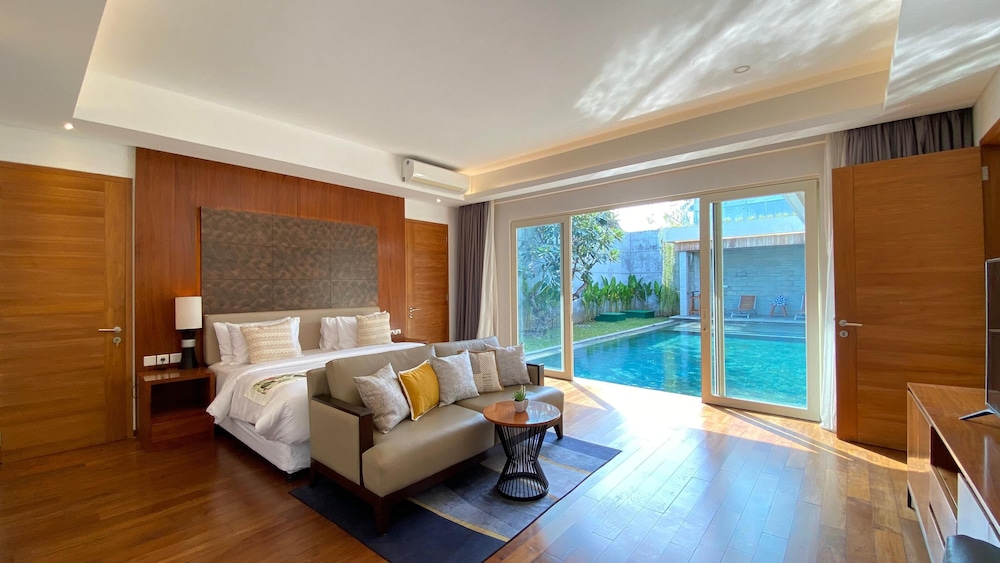YY Villa Big Pool & Parking in Seminyak