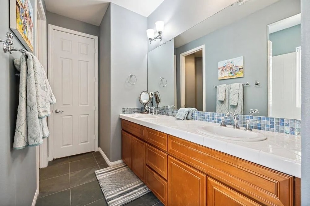 Stylish 2BR w Spa Patio