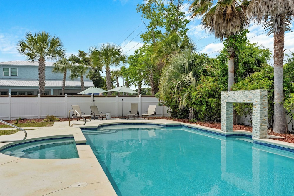 Sleeps 36 2 Homes, Walk to Beach, Priv Pool + Hot Tub Tidal Wave & Seacrest