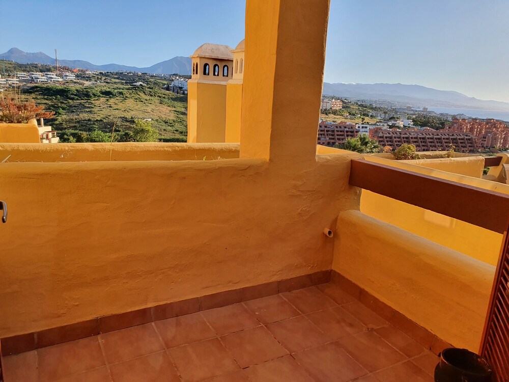 3 Bed Penthouse - Sleeps 8 - Pool - Sea View