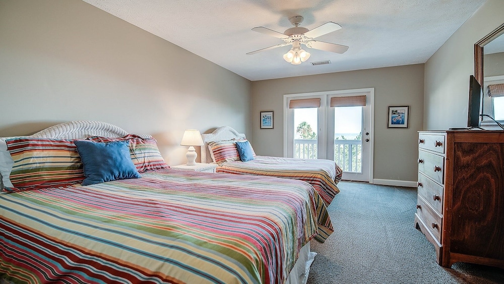 Georgetown Vacations - Take Your Shoes Off Relax And Put Your Feet In The Sand. 7 Bedroom Home by RedAwning - Property Image 3