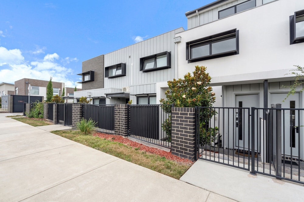 Modern 3-bedroom Townhouse in Quiet Greenway