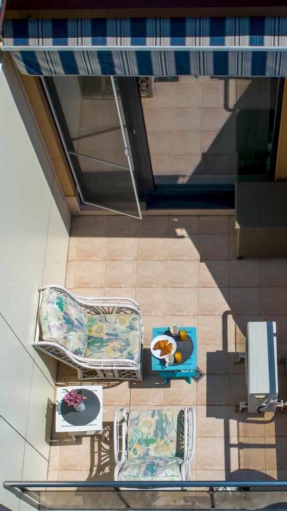 Colorful Studio With Balcony - Free Parking