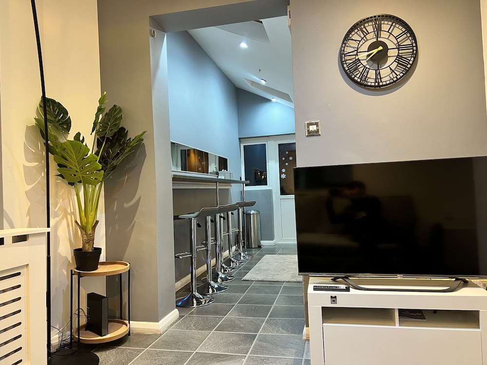 Impeccable 4-bed House With Garden in Brixton