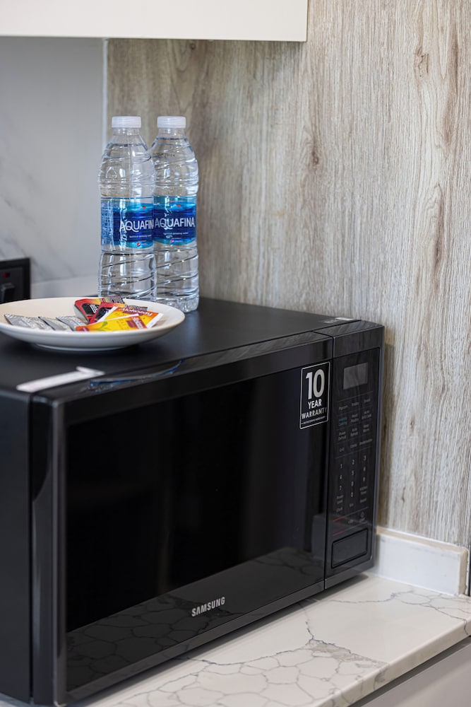 Relaxing & Bright 1BR in JVC