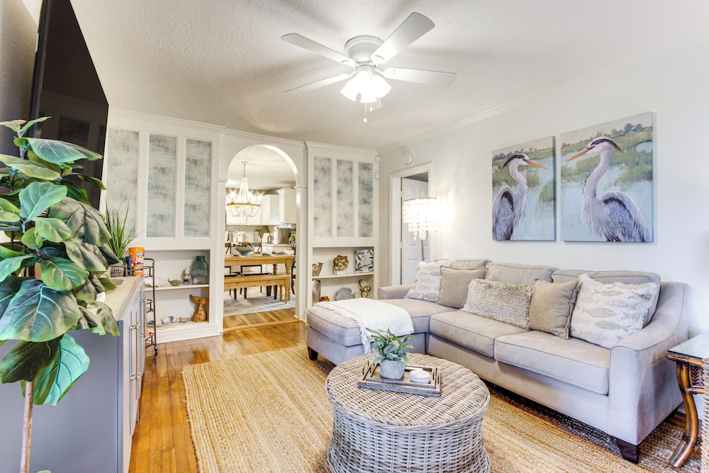 Walk to Beach, Gazebo w/ Hot Tub: Gulfport Gem!