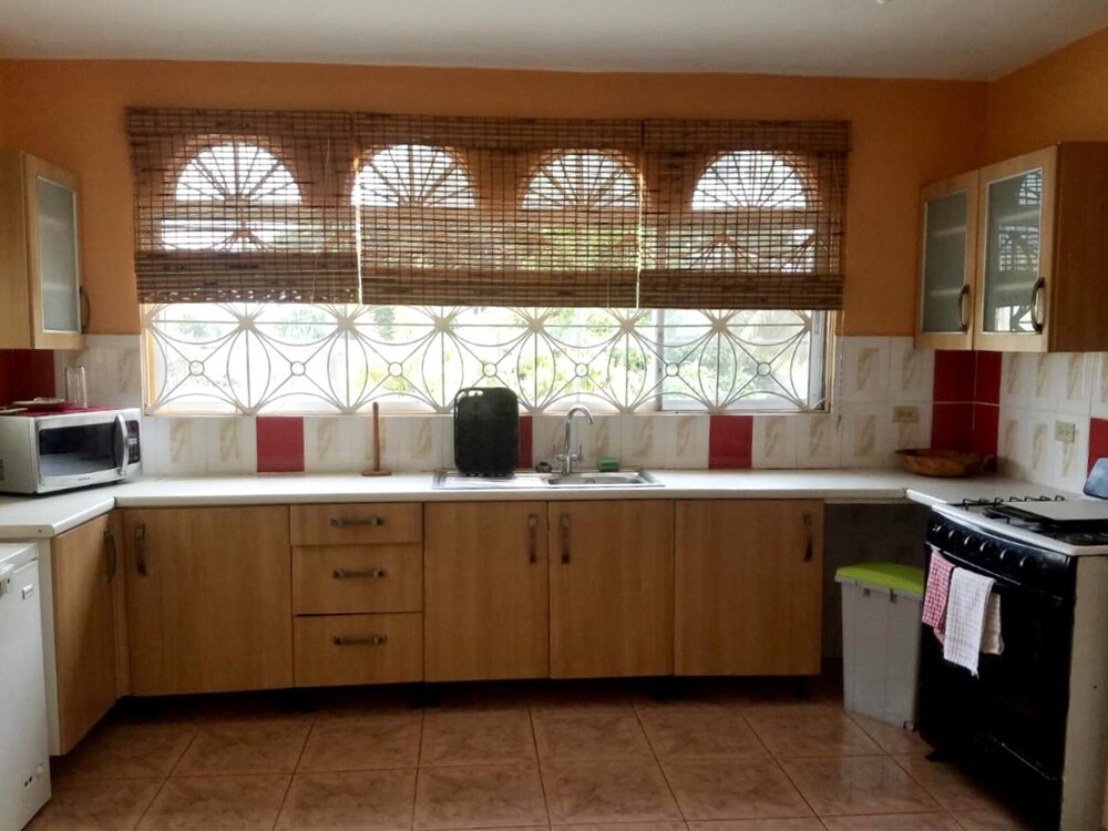 Captivating 3-bed House in Trelawny, Jamaica view 5