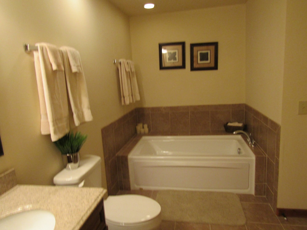 The Crest 200-j 1 Bedroom Condo by RedAwning