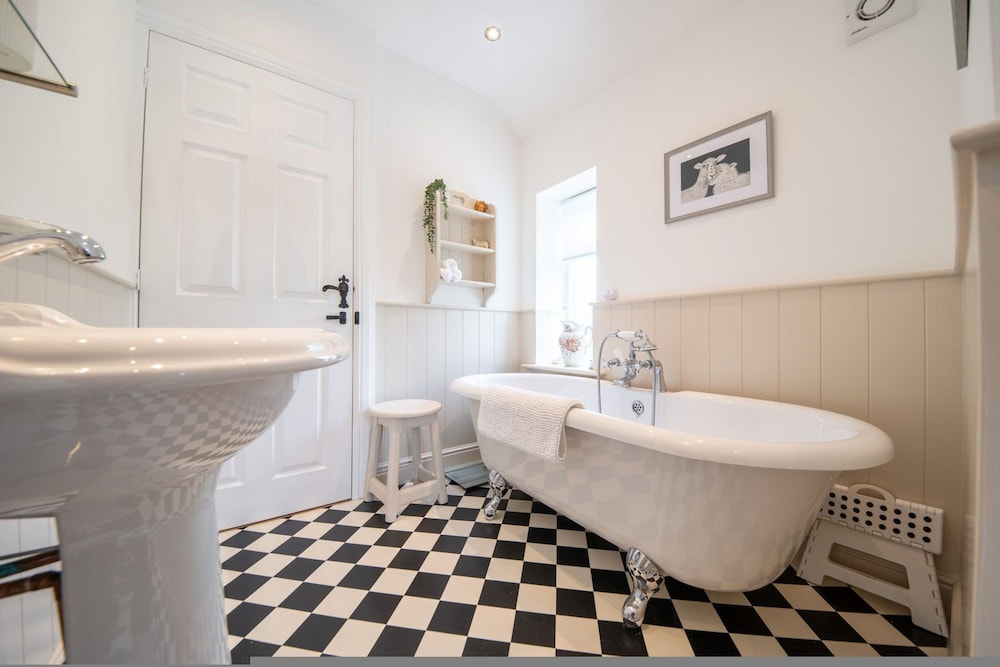 Host Stay Chimney Pots Cottage