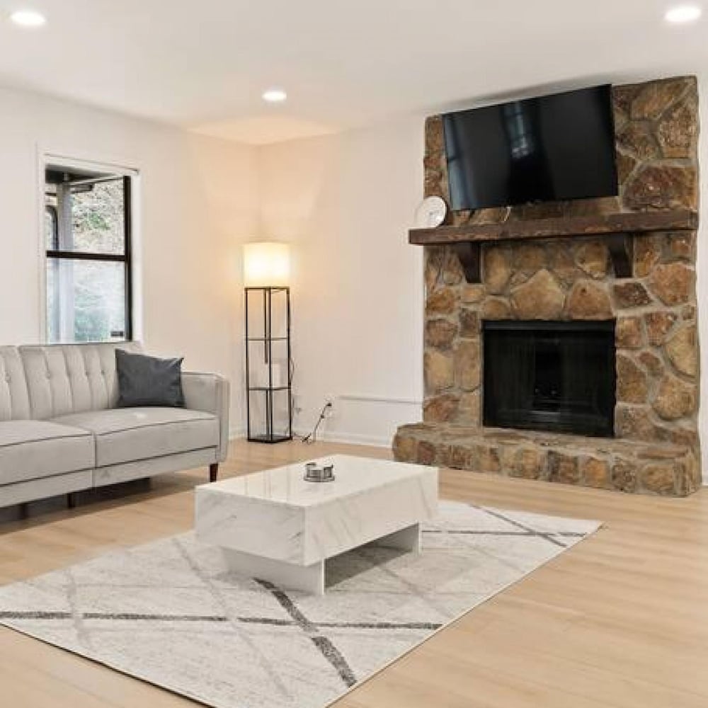 The Springwood Retreat Central High Luxury - Property Image 2