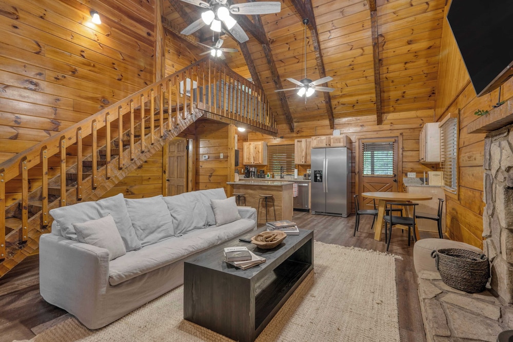 2 Cabins Game Room, Enclosed Porch, Hottub, Views Dudley I & II by Avantstay