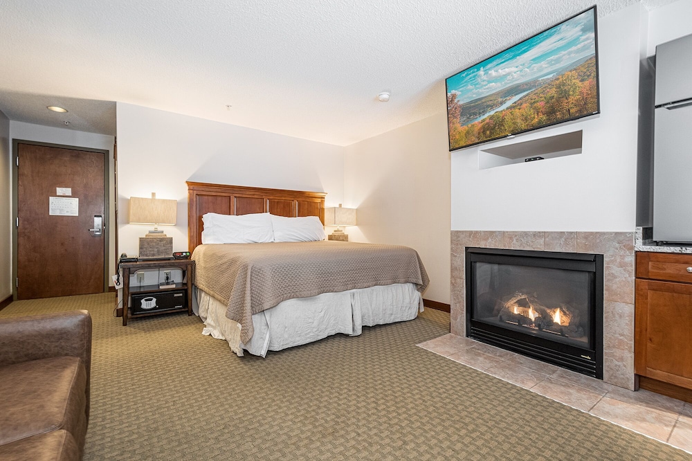 Suites at Silver Tree A124 view 3