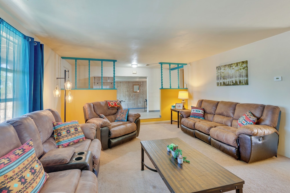 Valdez Home w/ Mountain Views, 11 Mi to Skiing!