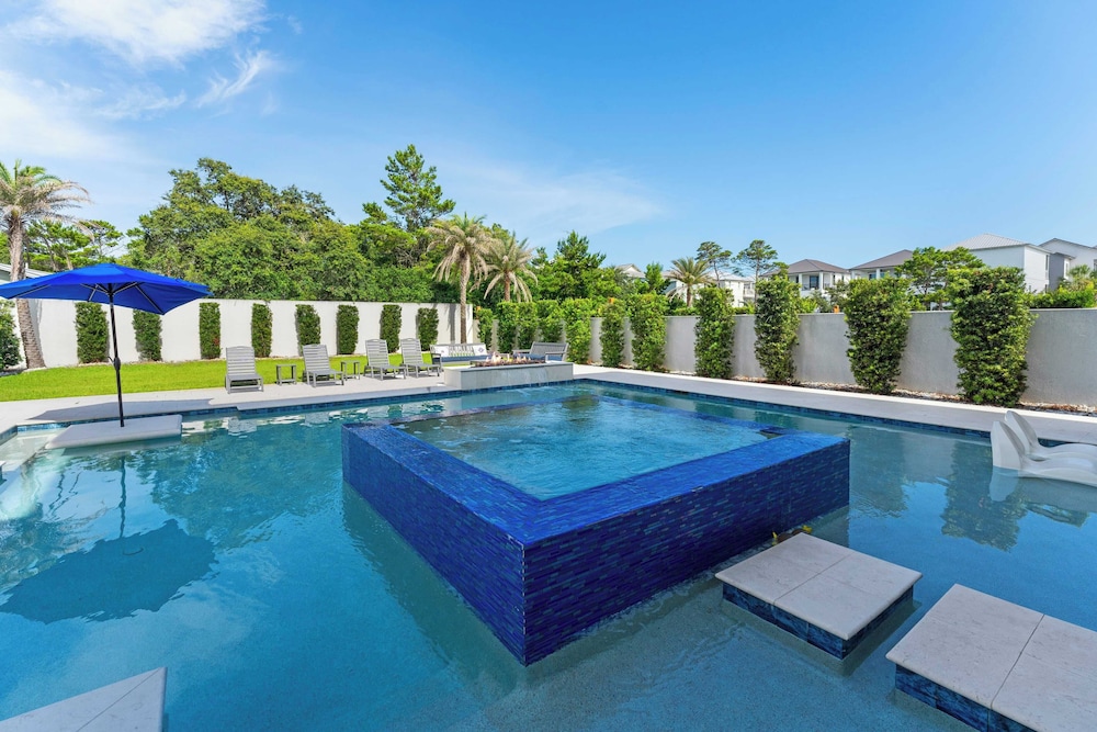 Walk to Beach + Pool, Hot Tub & Game Room 30A Ohana Grande by Avantstay