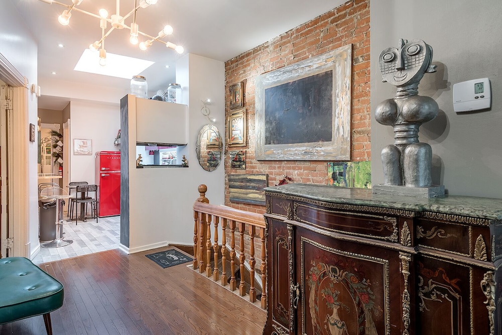 Beautiful 2 BR in the Heart of Downtown - Image 3