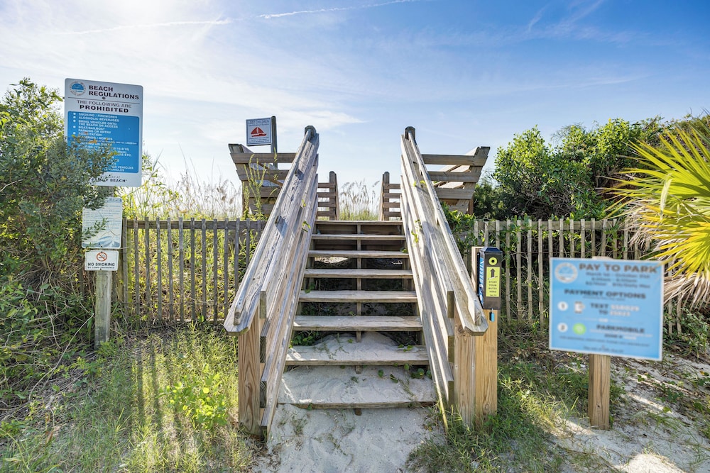 Oceanfront Home w/ Deck & Views in Surfside Beach!