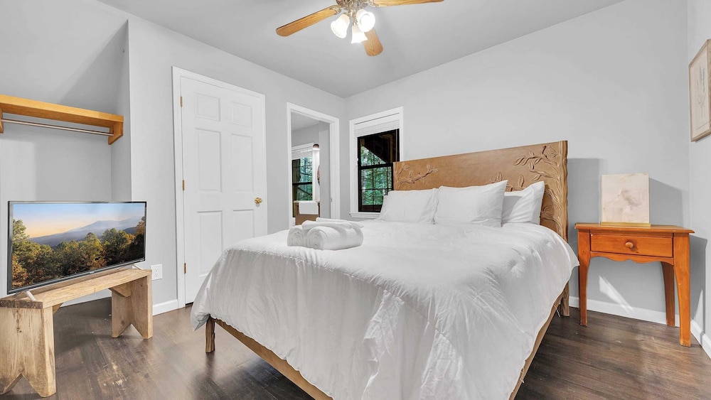 Lakeside Cabin w/ Hot Tub, Fireplace Near Dollywood & Trails Smoky Shores Retreat by Avantstay