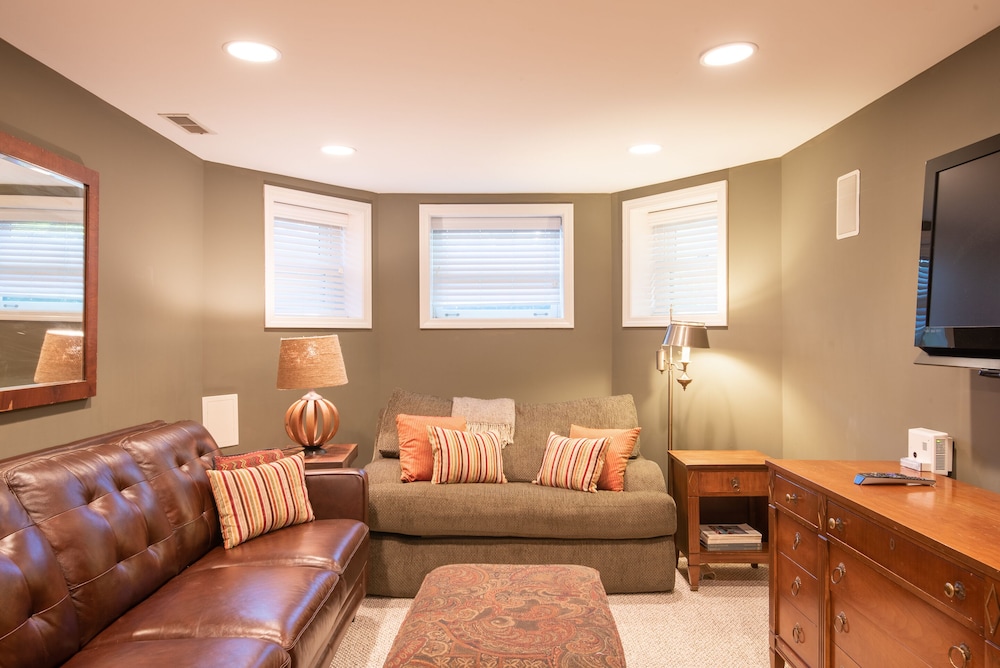 Chicago Guest House on Newport Avenue
