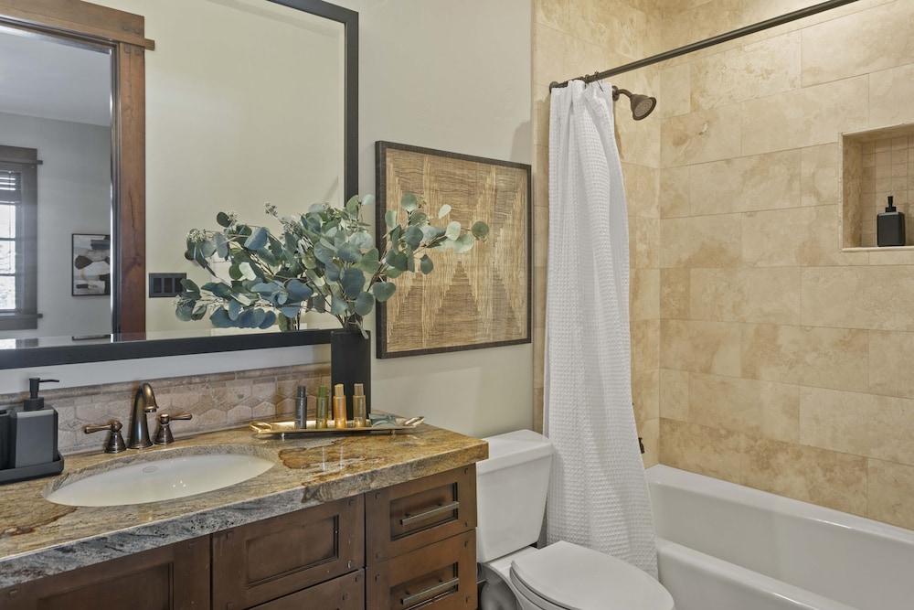 306 - Two Bedroom Arrowleaf 2 Condo