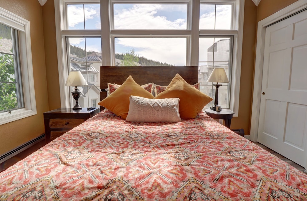 Summit County Vacations - Newly Renovated, Slope-Side Walk-In Walk-Out, Top Floor, Views of Ten Mile Range - ER4 by Redawning - Property Image 24