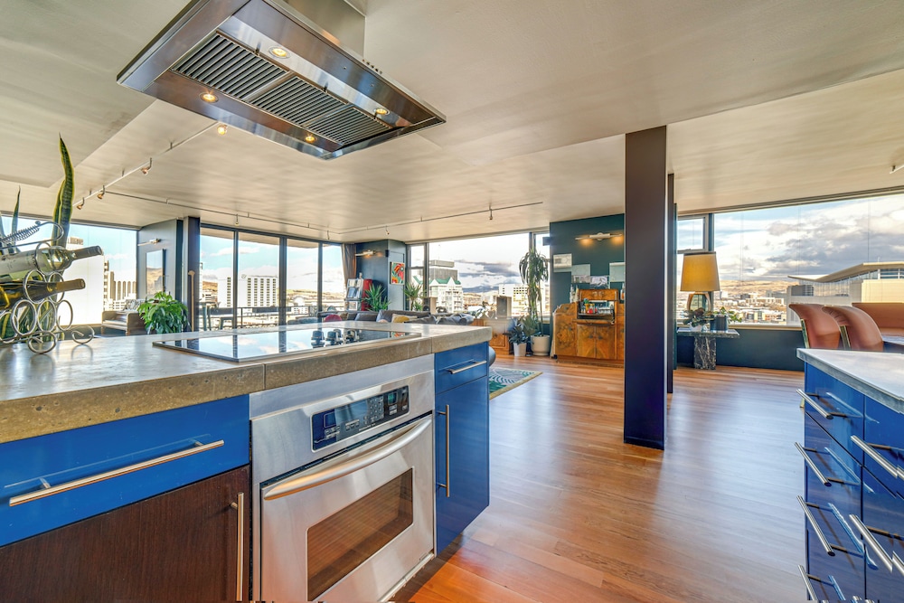 Luxe Dtwn Reno Penthouse ~ 3 Mi to Casinos!