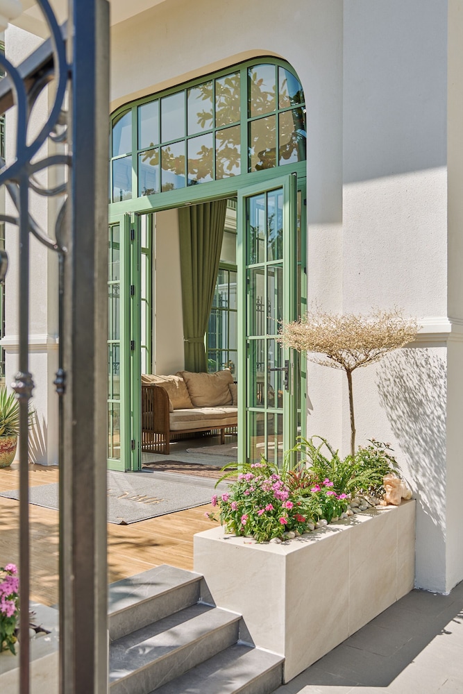 Luxury 4 bedroom Solar Villa
