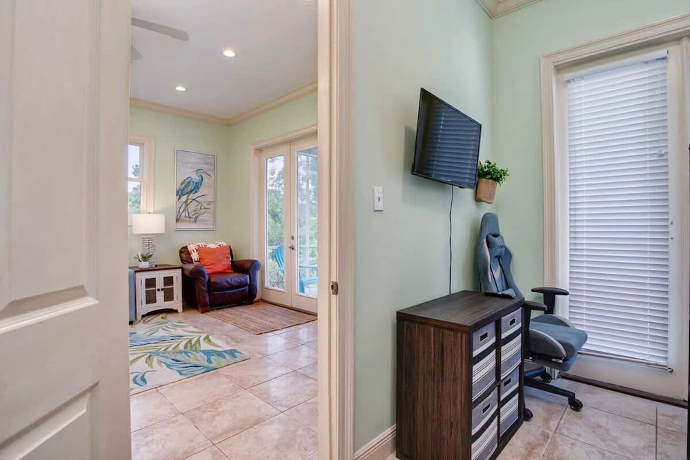 Gulf Shores Escape Walk to Waves Pool Golf Views