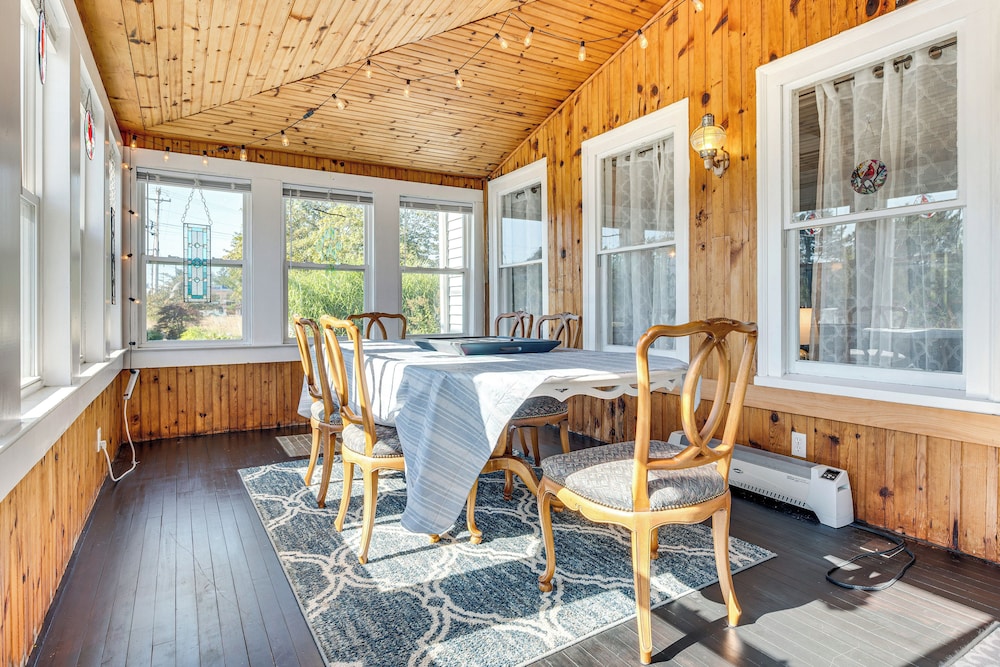 Hot Tub & Fireplace: Coastal Getaway in Maine