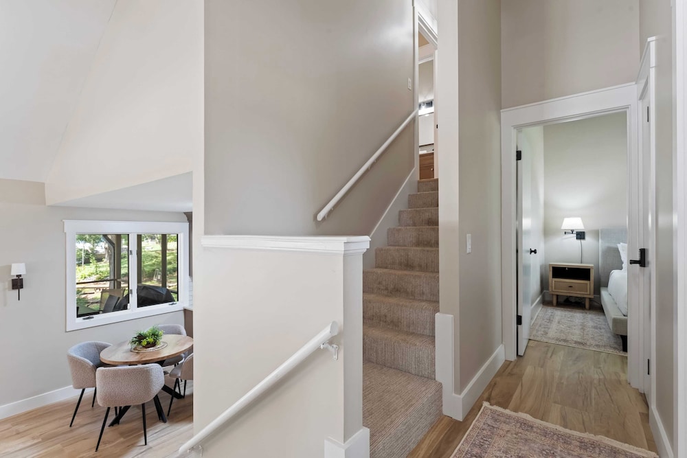 Lake Norman Waterfront Home w/ Covered Porch, Sunset Views & Easy Access to Dining, Shopping & Uptown Charlotte Adventures Sunsets on Shoreline