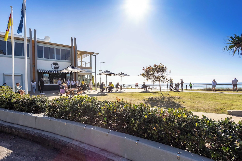 Waterfront Canal Escape in Burleigh