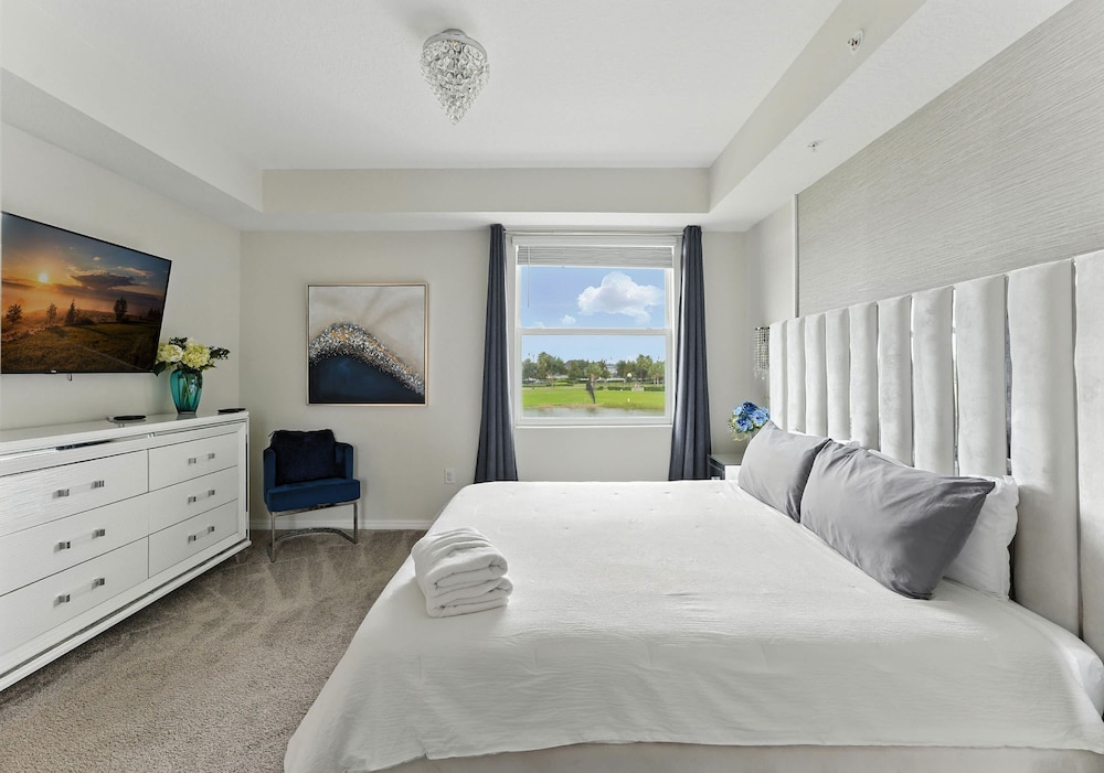Beautiful Lakeview Retreat Near Disney