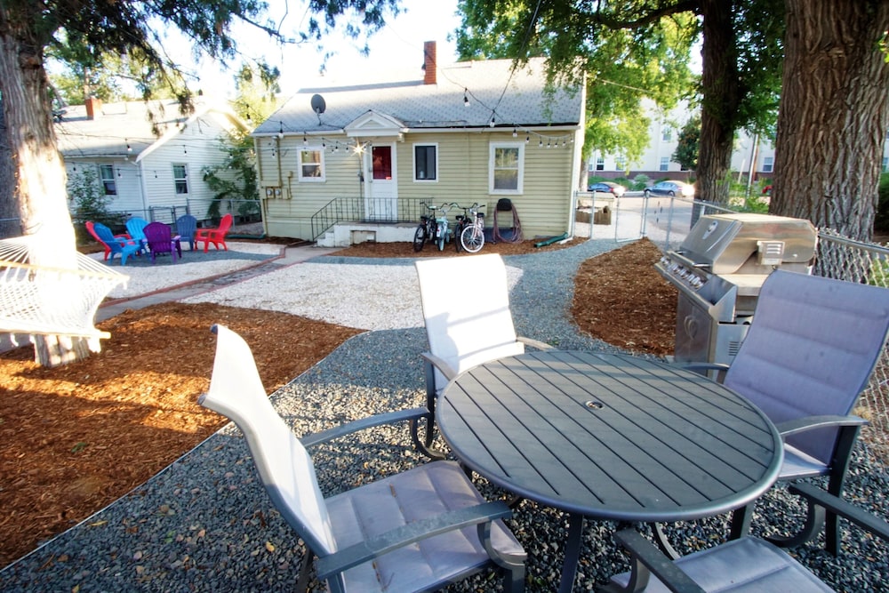 UNC Hideaway King Beds, Backyard & Bicycles