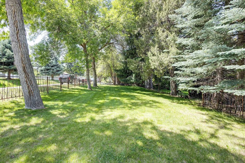 Mountain Views: Walkable Lava Hot Springs Home!