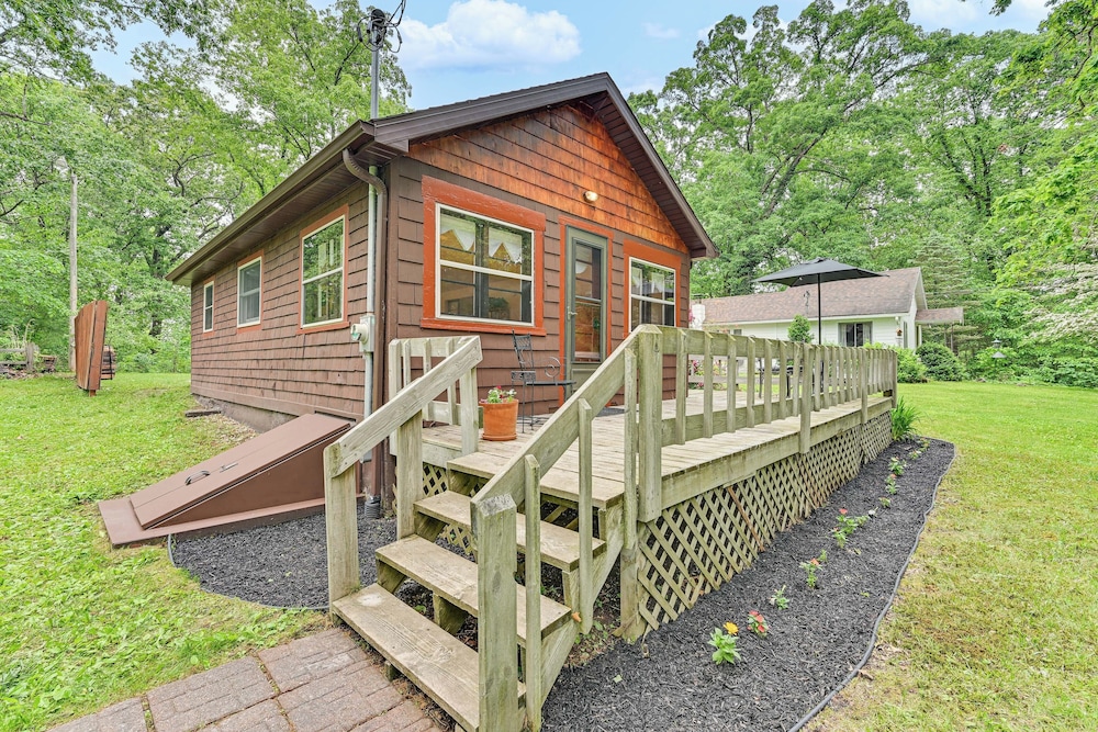 Walk to Kelsey Lake: Cassopolis Home w/ Yard!