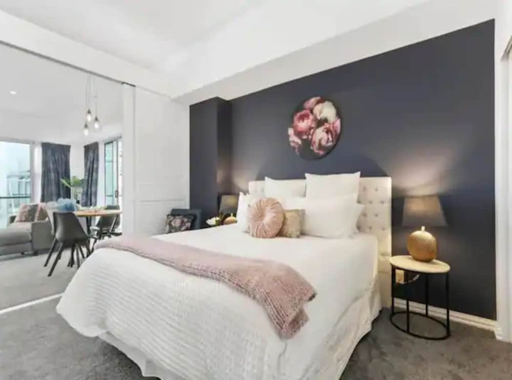 Modern, One Bedroom Princes Wharf Apartment W/ Ac view 2