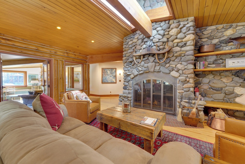 Sun Valley Log Home w/ Hot Tub & Mtn Views!