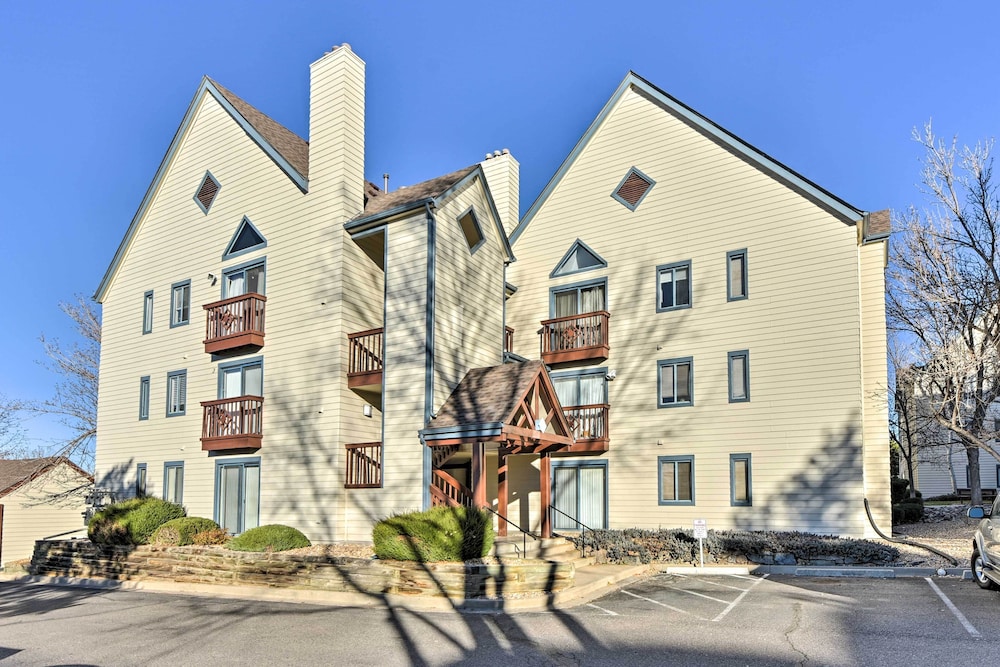 Half-mi to Light Rail: Greenwood Village Studio