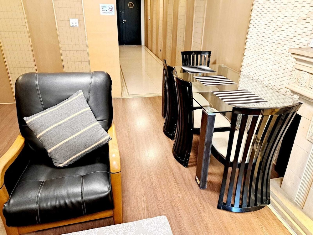 2D - 3 Bedroom Downtown Apartment With Shared Pool