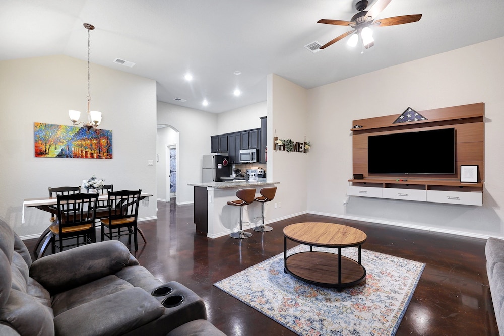 Modern Pet-friendly Duplex Near River Walk 3 Bedroom Duplex