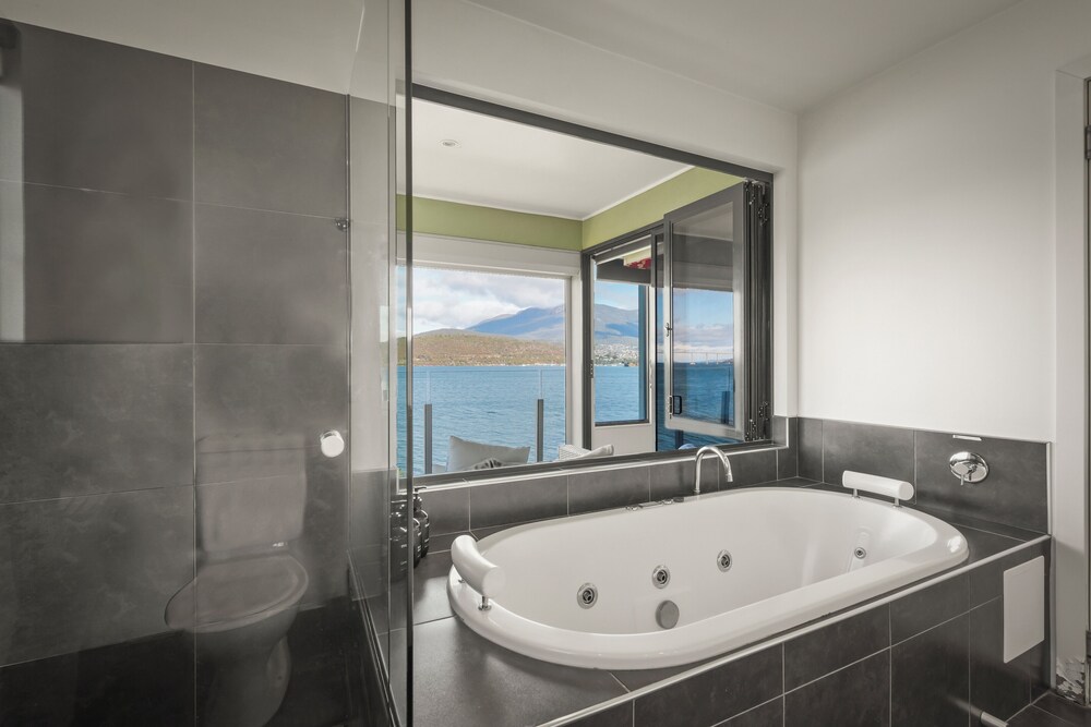 Waterfront Home - Gorgeous Views - 2 Bed