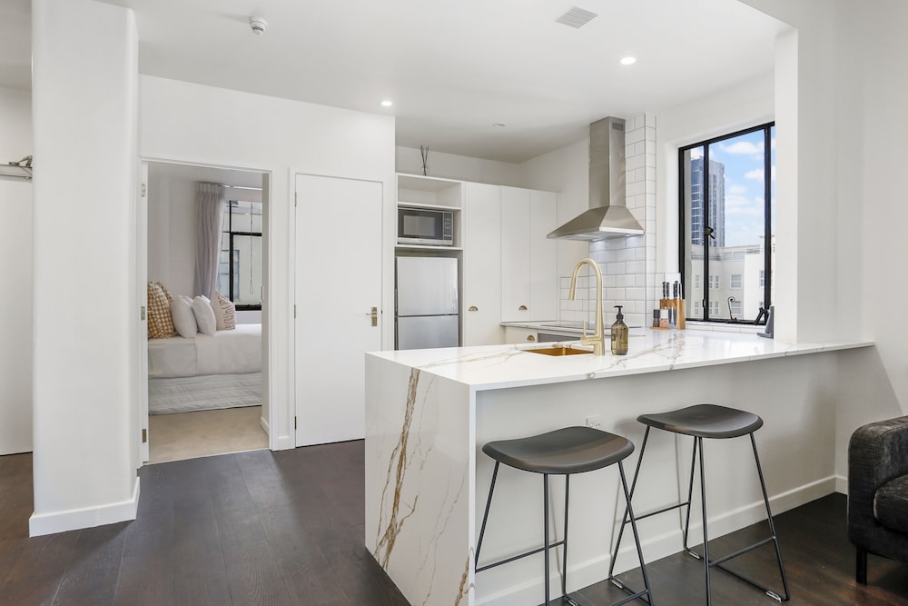 Elegant Living in the City view 4