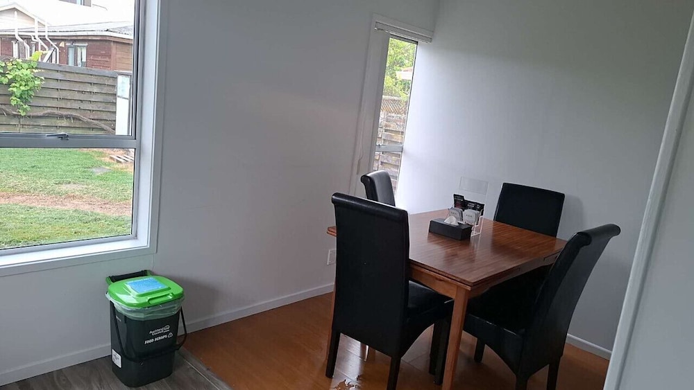 Small 2 bedroom flat 7a Rangiatea Road