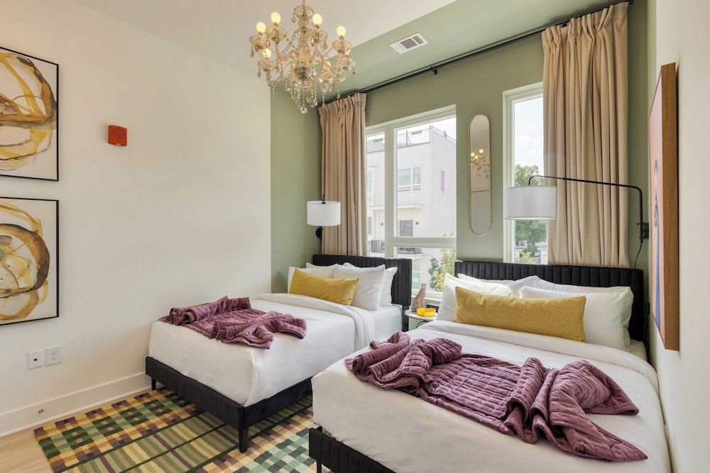 Sleeps 16 2 Homes Next Door + Walk to Dining & Music Lischey Loft & The Bloom House by Avantstay