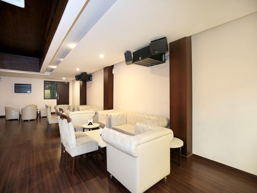 OYO 12989 White Diamond Hotel