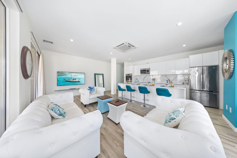 The Cove 106 in Palm Beach Aruba - Prime Location - Free Parking